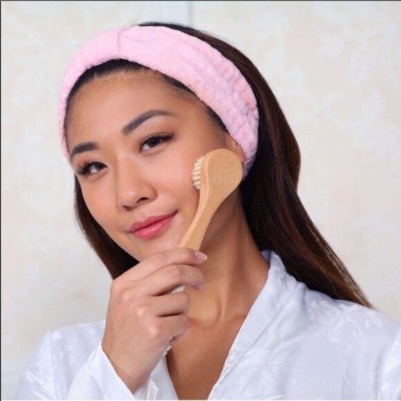 Daily Concepts Daily Facial Dry Brush Beechwood Wood Handle Soft Nylon Bristles - Picture 2 of 9